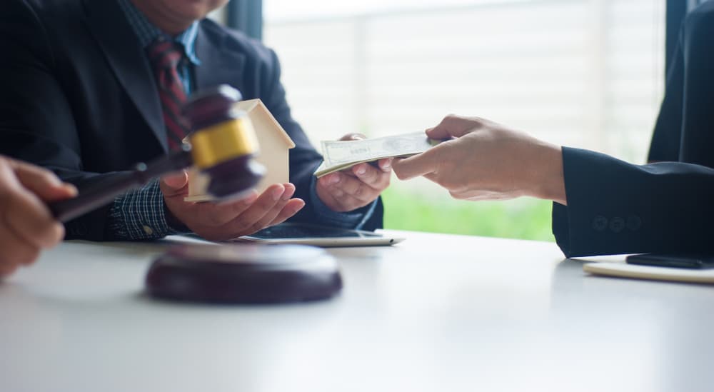 Are spouses entitled to a portion in an injury settlement claim?